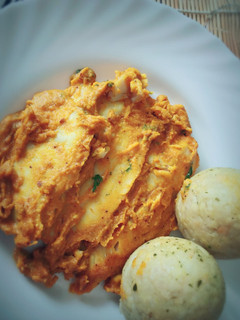 Una foto de Merluza en salsa de zanahoria y almendra con curry