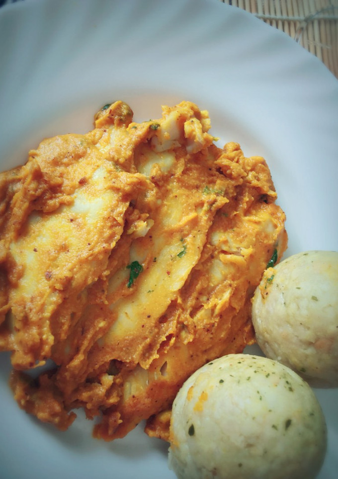 Una foto de Merluza en salsa de zanahoria y almendra con curry