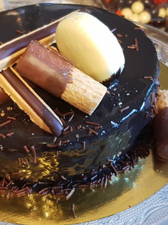 Una foto de Tarta Mousse de Biscuit Glacé (con glaseado brillante de chocolate negro)