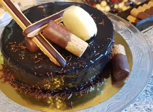 Foto principal de Tarta Mousse de Biscuit Glacé (con glaseado brillante de chocolate negro)