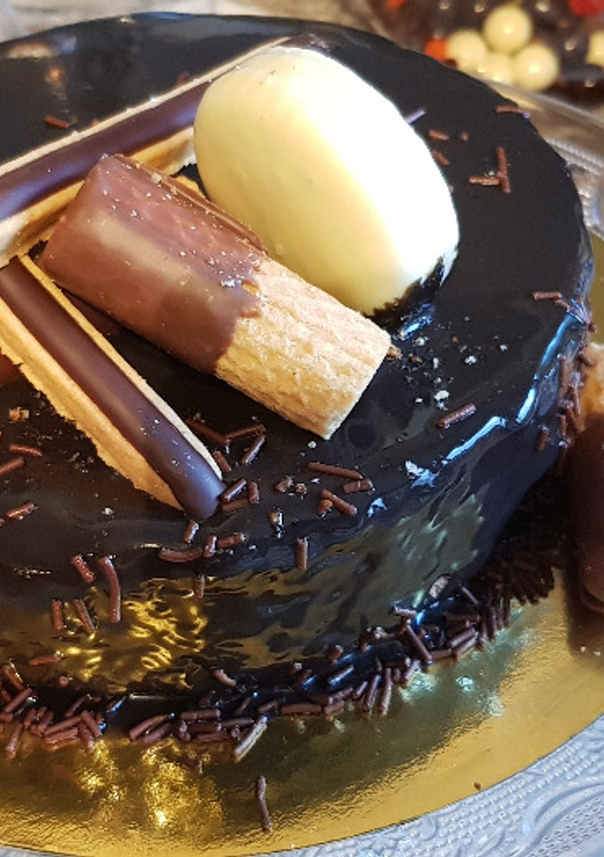 Una foto de Tarta Mousse de Biscuit Glacé (con glaseado brillante de chocolate negro)