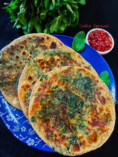 बथुआ का स्टफड पराठा (Bathua ka Stuffed Paratha recipe in hindi) रेसिपी मुख्य फोटो