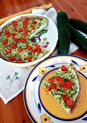 Foto di Torta salata alla ricotta, pesto e pomodori datterini