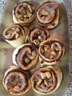 Una foto de Rolls de canela y manzana 🍏