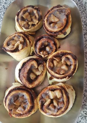 Una foto de Rolls de canela y manzana 🍏