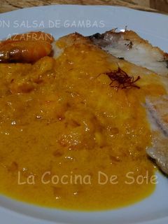 Una foto de Dorada con salsa de gambas al azafrán