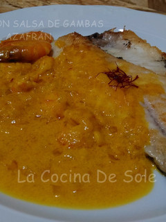 Una foto de Dorada con salsa de gambas al azafrán
