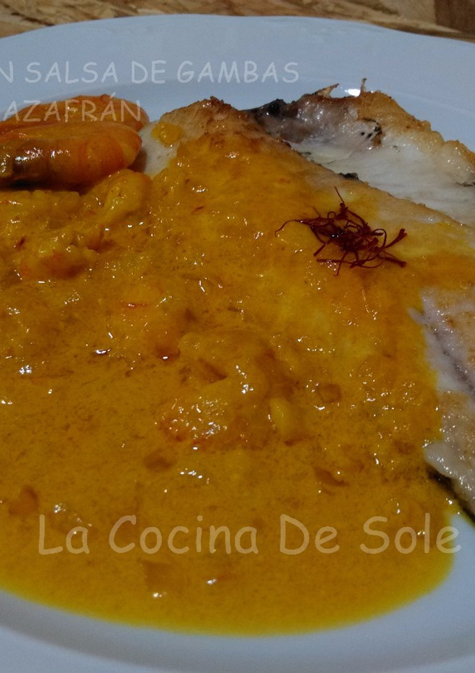 Una foto de Dorada con salsa de gambas al azafrán 