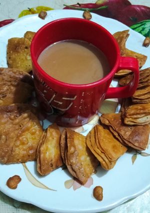 A picture of Tasty khasta Nimki mathari with masala tea.