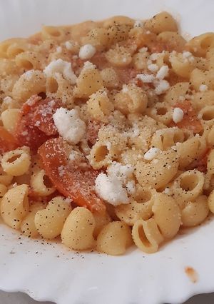 Una foto de Pasta con tomate natural ❣ 😋