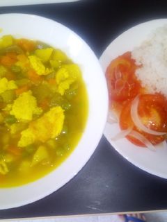 Una foto de Sopa de verduritas con tortilla de huevo