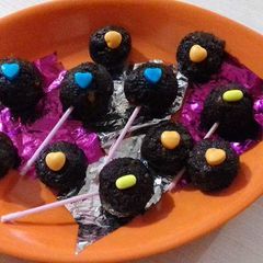 A picture of Dates and nuts chocolate pops.