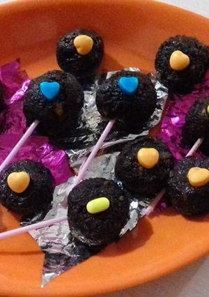 A picture of Dates and nuts chocolate pops.