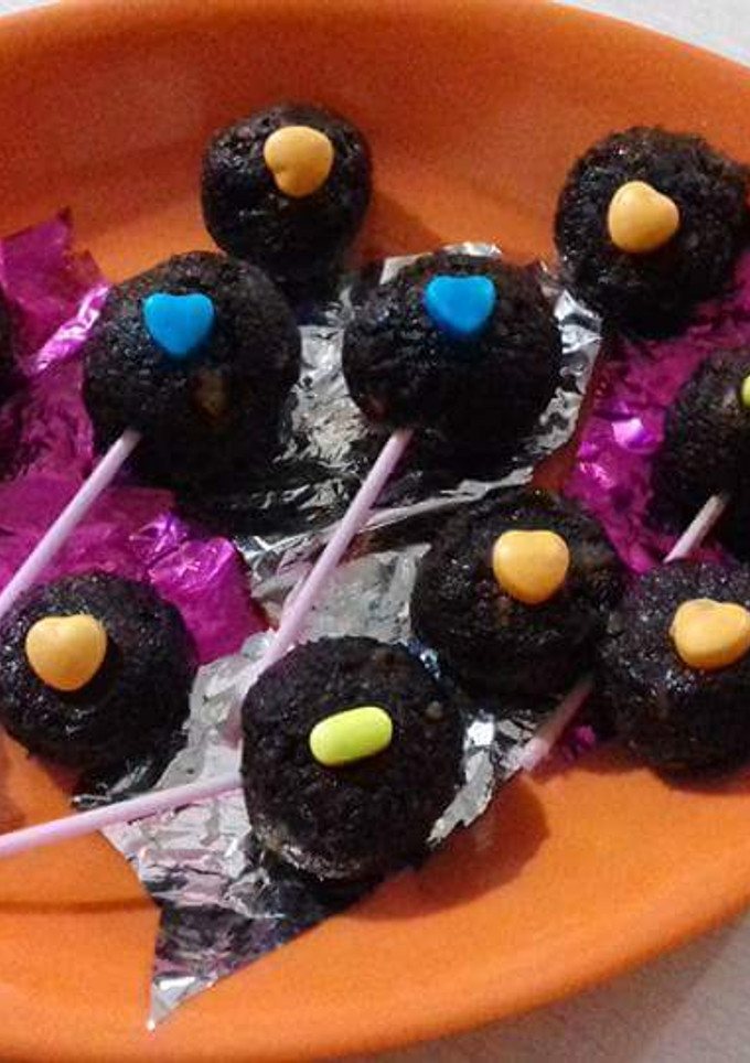 A picture of Dates and nuts chocolate pops.