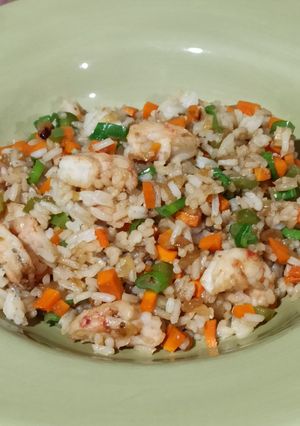 Una foto de Arroz chino con camarones