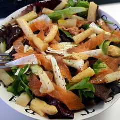 Foto principal de Enlasada con salmón y espárragos