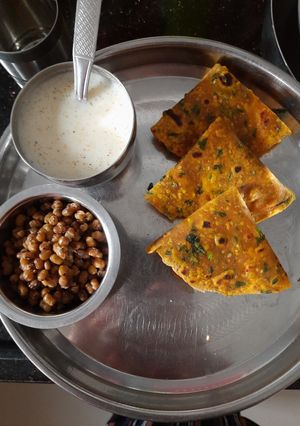 મેથી અને તલ ના થેપલા (Methi Til Thepla Recipe In Gujarati) રેસીપી મુખ્ય ફોટો