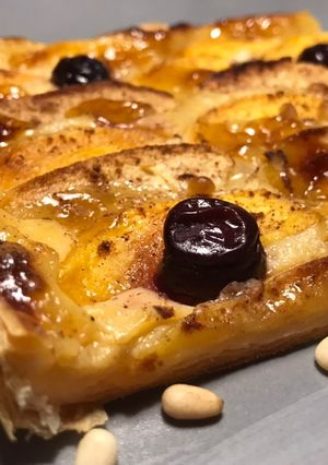 Una foto de Hojaldre de frutas, piñones y limón confitado, sobre crema pastelera