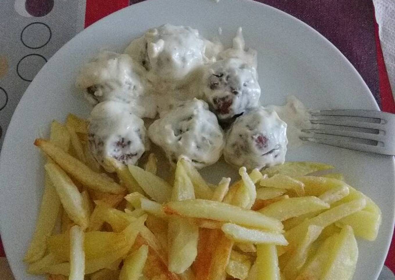 Albóndigas con nata y patatas fritas