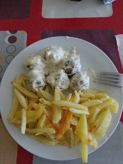 Una foto de Albóndigas con nata y patatas fritas