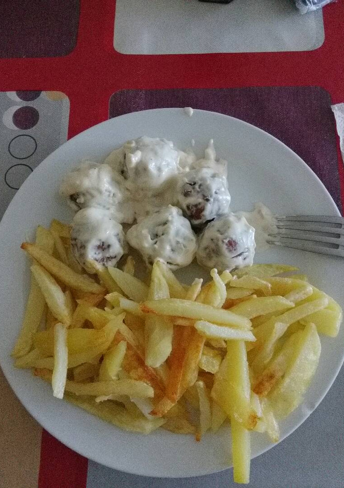 Una foto de Albóndigas con nata y patatas fritas