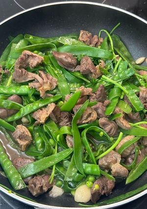 A picture of Stir-Fry Combining Crunchy Snow Peas and Scored Gizzards.