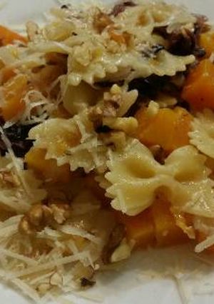 Foto di Farfalle zucca radicchio e noci