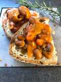 Cotiche e fagioli su crostoni di pane