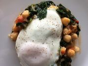 Una foto de garbanzos con espinacas