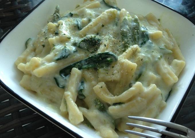 How to Prepare Quick One-Pot Healthy Creamy Spinach Asparagus Pasta