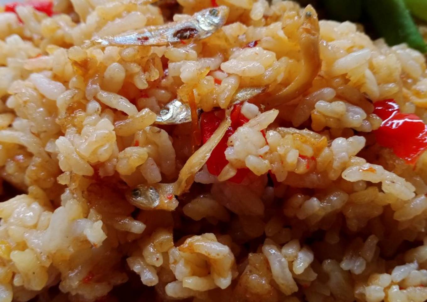 Nasi goreng dengan ikan teri