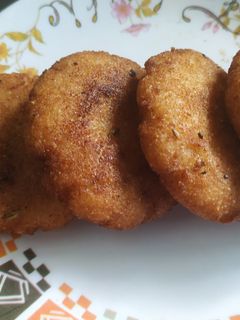ஸ்டஃப்டு ரவா ஸ்வீட் வடா (stuffed Rava Sweet Vada Recipe in Tamil) செய்முறை முக்கிய புகைப்படம்