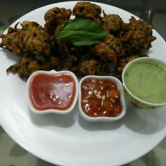 A picture of Crispy Palak Aloo Piaz Pakora😋💚💛.