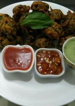 A picture of Crispy Palak Aloo Piaz Pakora😋💚💛.