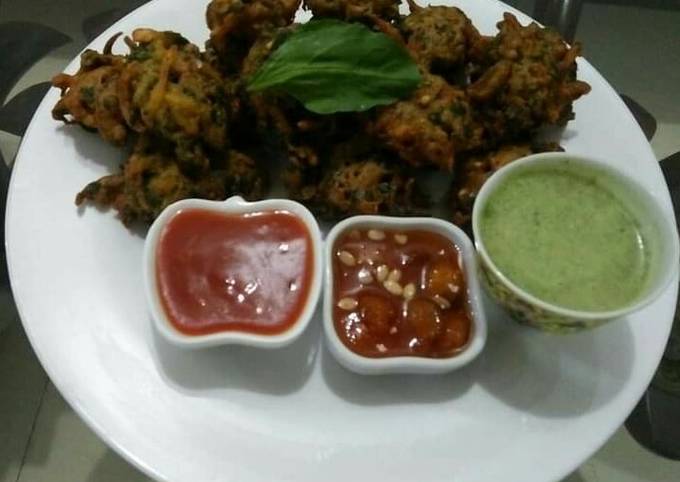 Step-by-Step Guide to Prepare Gordon Ramsay Crispy Palak Aloo Piaz Pakora😋💚💛