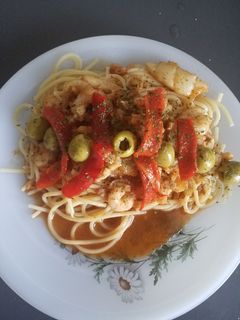 Una foto de Espaguetis con migas de bacalao