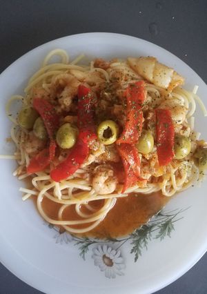 Una foto de Espaguetis con migas de bacalao