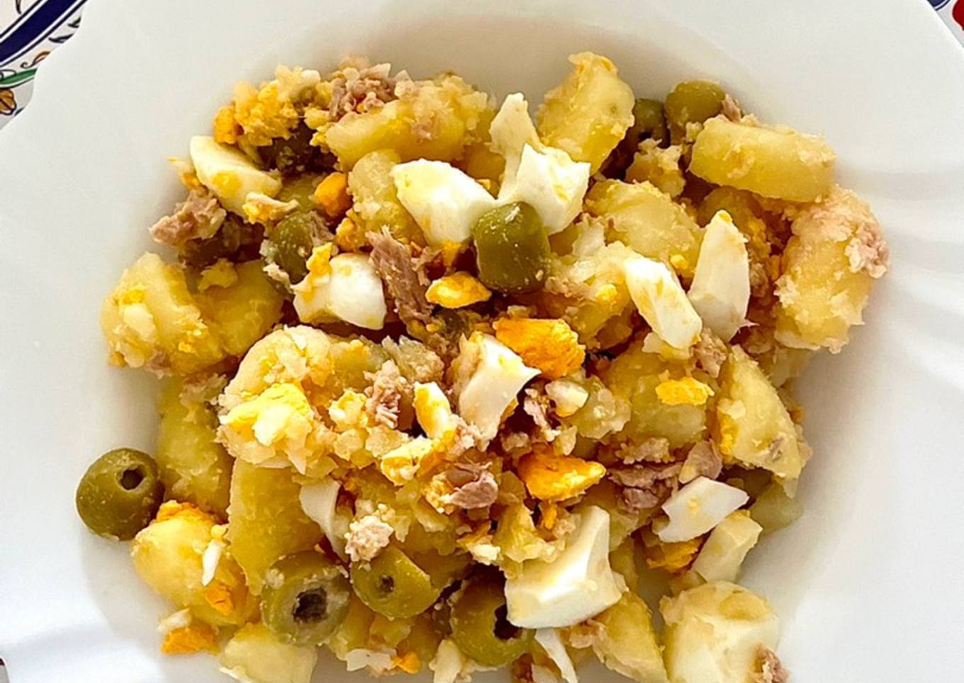 Ensalada de patata, huevo y atún