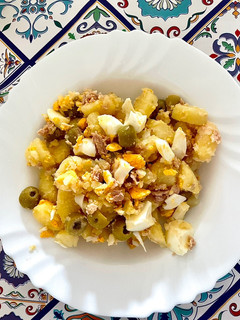 Una foto de Ensalada de patata, huevo y atún