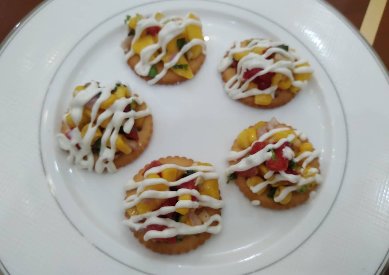 Creamy mango salsa puff