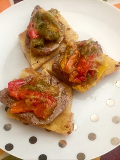 Una foto de Tostada de solomillo y Chekchouka