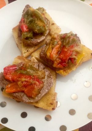 Una foto de Tostada de solomillo y Chekchouka