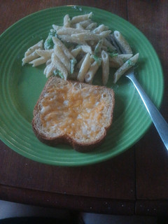 A picture of Broccoli alfredo with garlic bread.