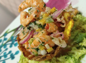 Una foto de Ceviche de camarón en canasta de patacón