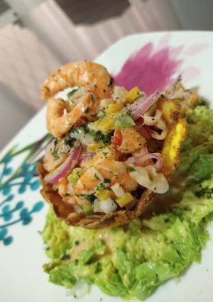 Una foto de Ceviche de camarón en canasta de patacón