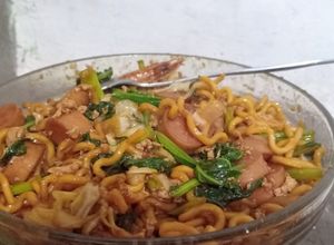 Foto resep Mie Goreng Udang Sosis ala Burung Dara