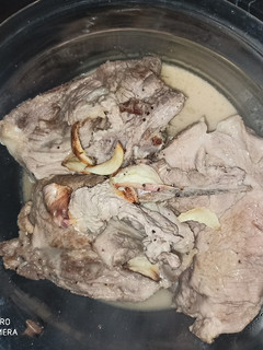 Una foto de Chuletas de aguja de cerdo al vino