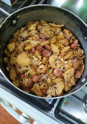 Una foto de Salchipapas con huevo