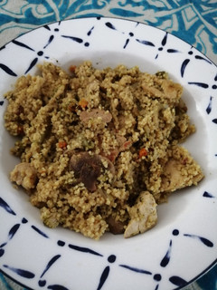 Una foto de Couscous de pollo con verduras