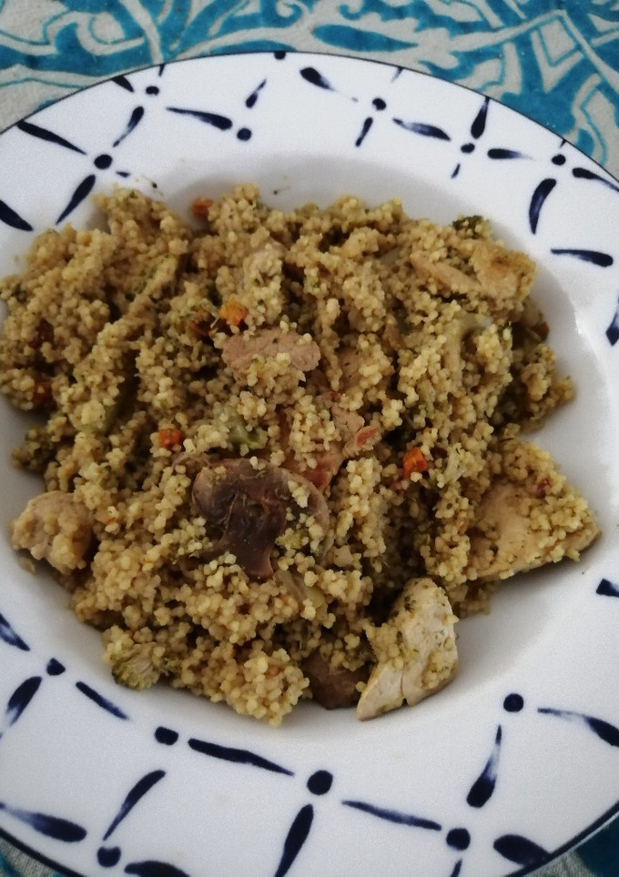 Una foto de Couscous de pollo con verduras